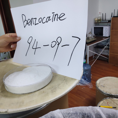 Poudre blanche de Benzocaine de CAS 94-09-7 pour des pharmaceutiques